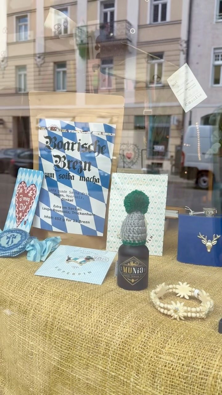 Das Schaufenster mit bayerischem Rautenpapier und kleinen Geschenken